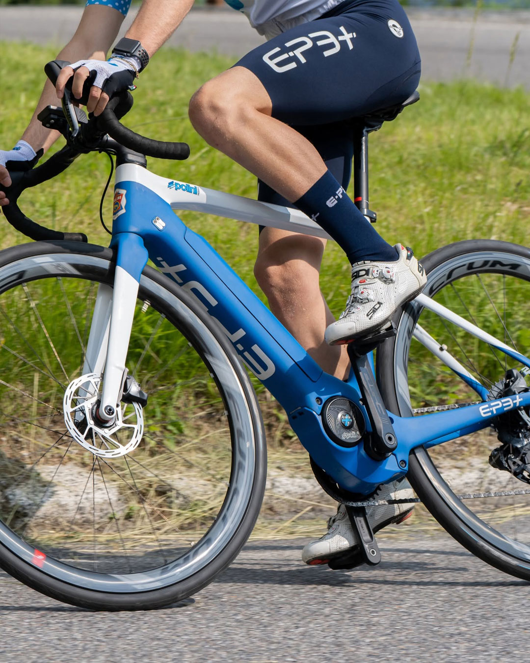 Ciclista in sella a una e-bike con motore Polini EP3